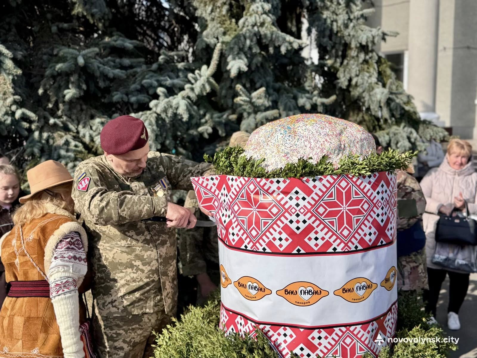 У Нововолинську спекли гігантську паску