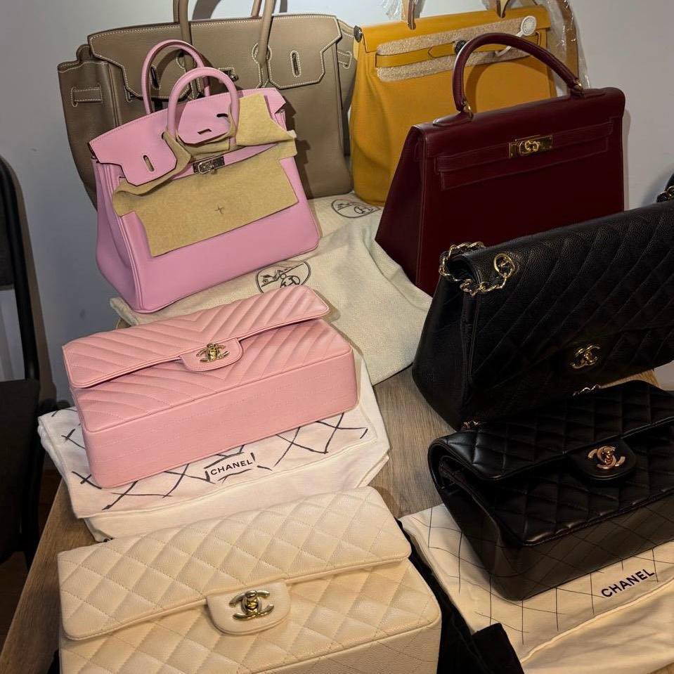 Волинські митники завадили контрабанді брендових сумок