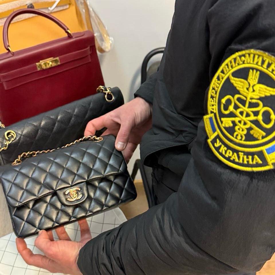 Волинські митники завадили контрабанді брендових сумок