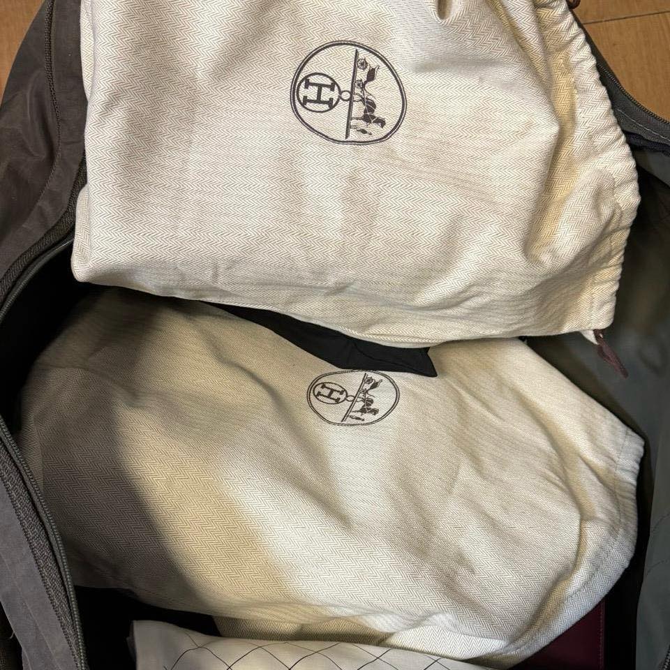 Волинські митники завадили контрабанді брендових сумок