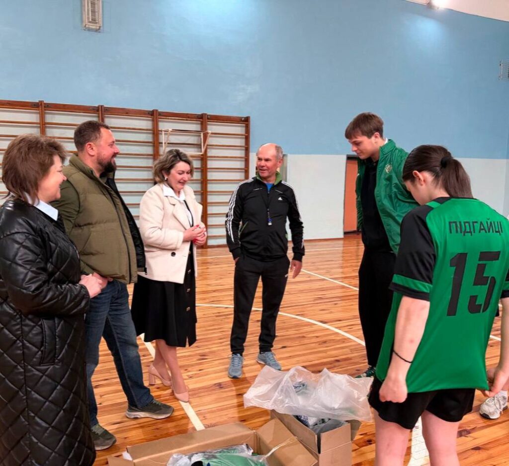 спортивній команді передали 20 комплектів нової професійної форми.  