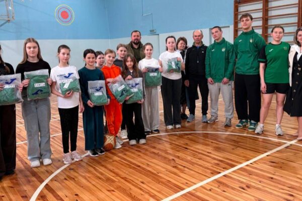 спортивній команді передали 20 комплектів нової професійної форми.  