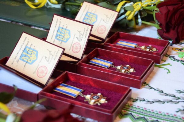 У Луцьку п’ятьом родинам загиблих прикордонників вручили їхні посмертні нагороди  