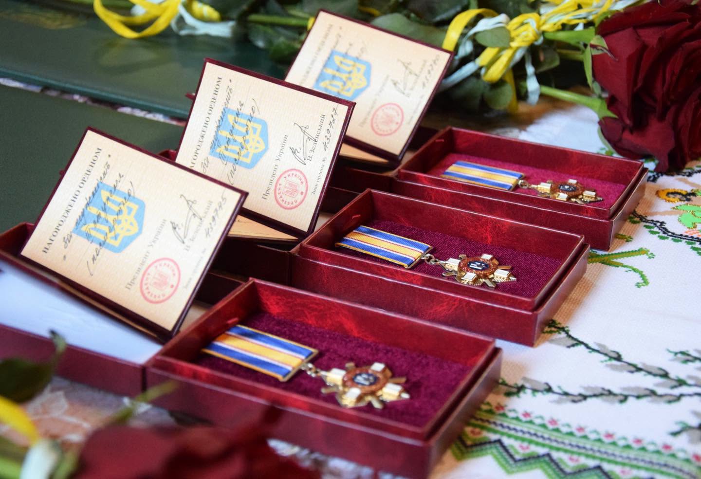 У Луцьку п’ятьом родинам загиблих прикордонників вручили їхні посмертні нагороди  