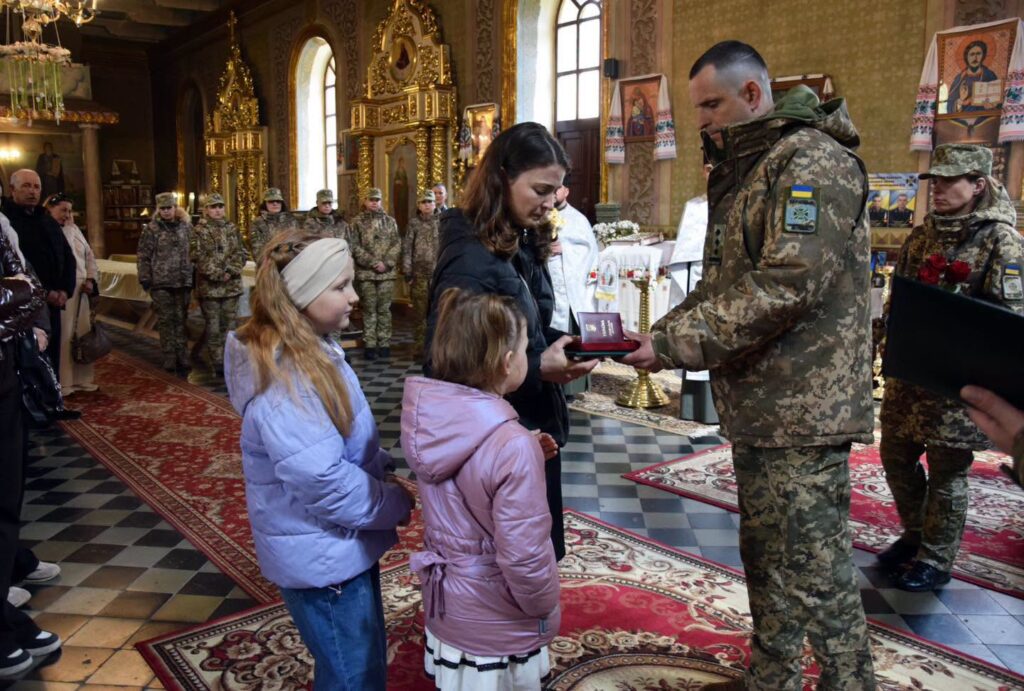 У Луцьку п’ятьом родинам загиблих прикордонників вручили їхні посмертні нагороди  