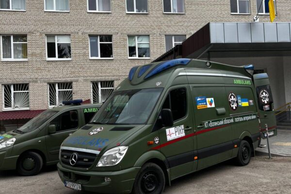 Обласному госпіталю ветеранів війни поляки передали медичний автомобіль та обладнання 