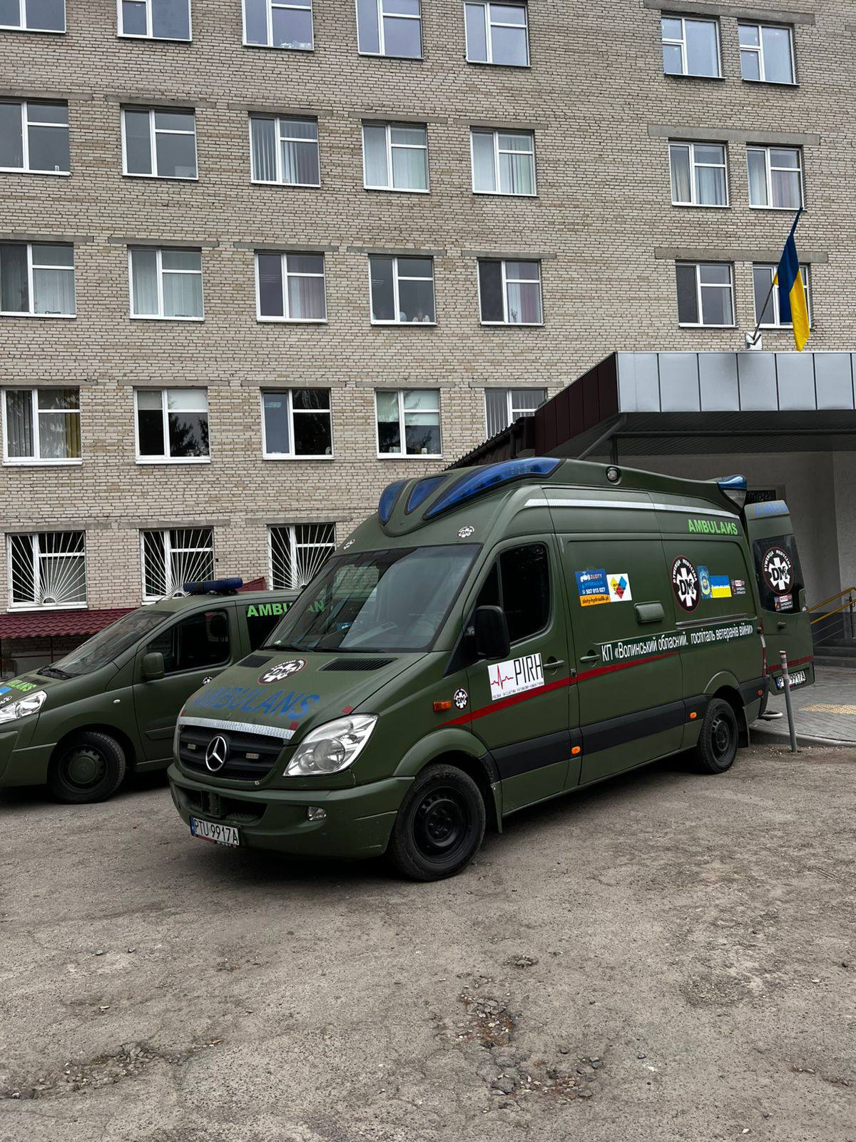 Обласному госпіталю ветеранів війни поляки передали медичний автомобіль та обладнання 