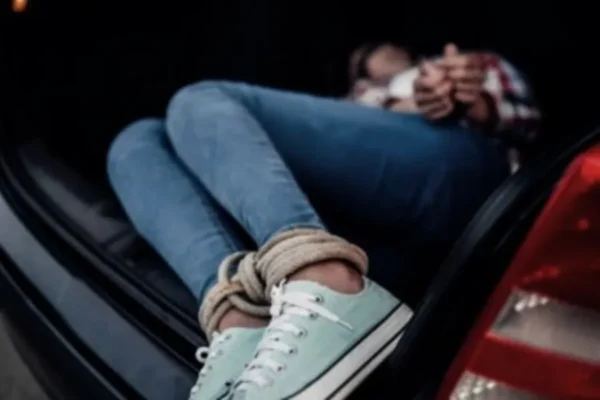 На Волині двоє молодиків вивезли неповнолітню до лісу та побили 