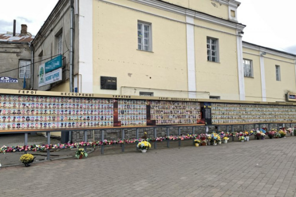 Фотостенд загиблих Героїв з центру Луцька планують перенести на Меморіал Слави 