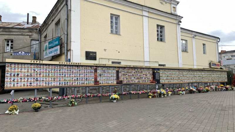 Фотостенд загиблих Героїв з центру Луцька планують перенести на Меморіал Слави 