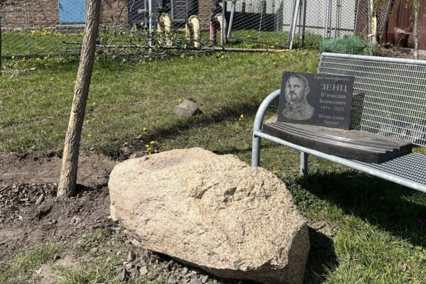 НЕвідомий автомобіль пошкодив сквер і обеліск Рожище полеглий Герой Зенц 14 ОМБр