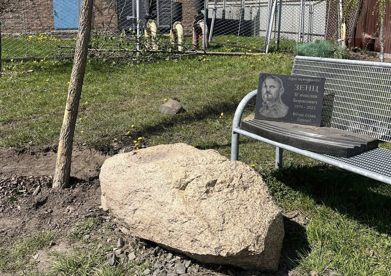 НЕвідомий автомобіль пошкодив сквер і обеліск Рожище полеглий Герой Зенц 14 ОМБр