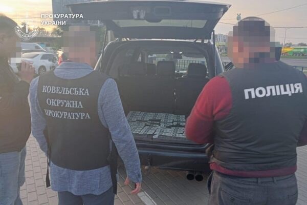 Судять членів організованої групи, які продавали автомобілі, ввезені для ЗСУ  