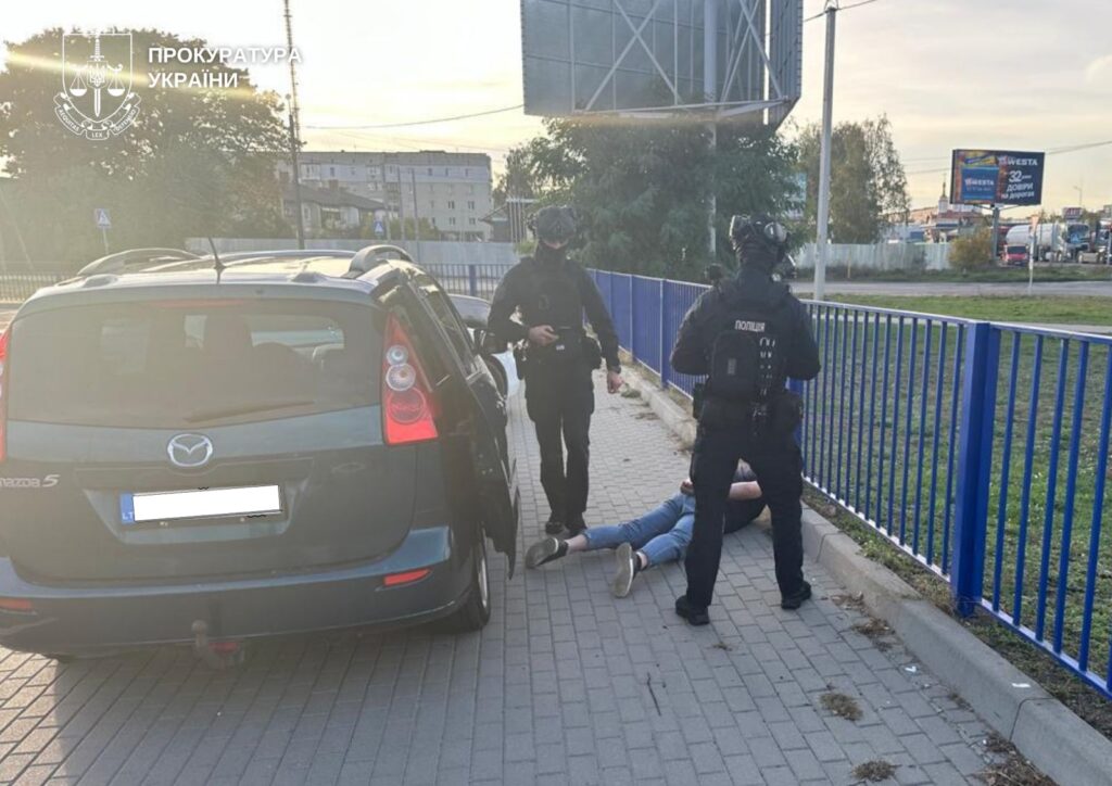 Судять членів організованої групи, які продавали автомобілі, ввезені для ЗСУ