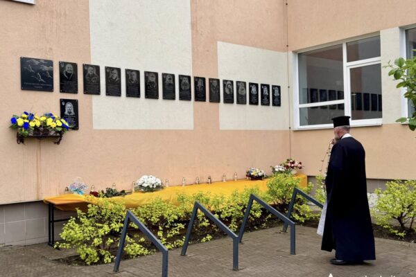 На фасаді Нововолинського ліцею освятили меморіальні дошки чотирьом Захисникам України
