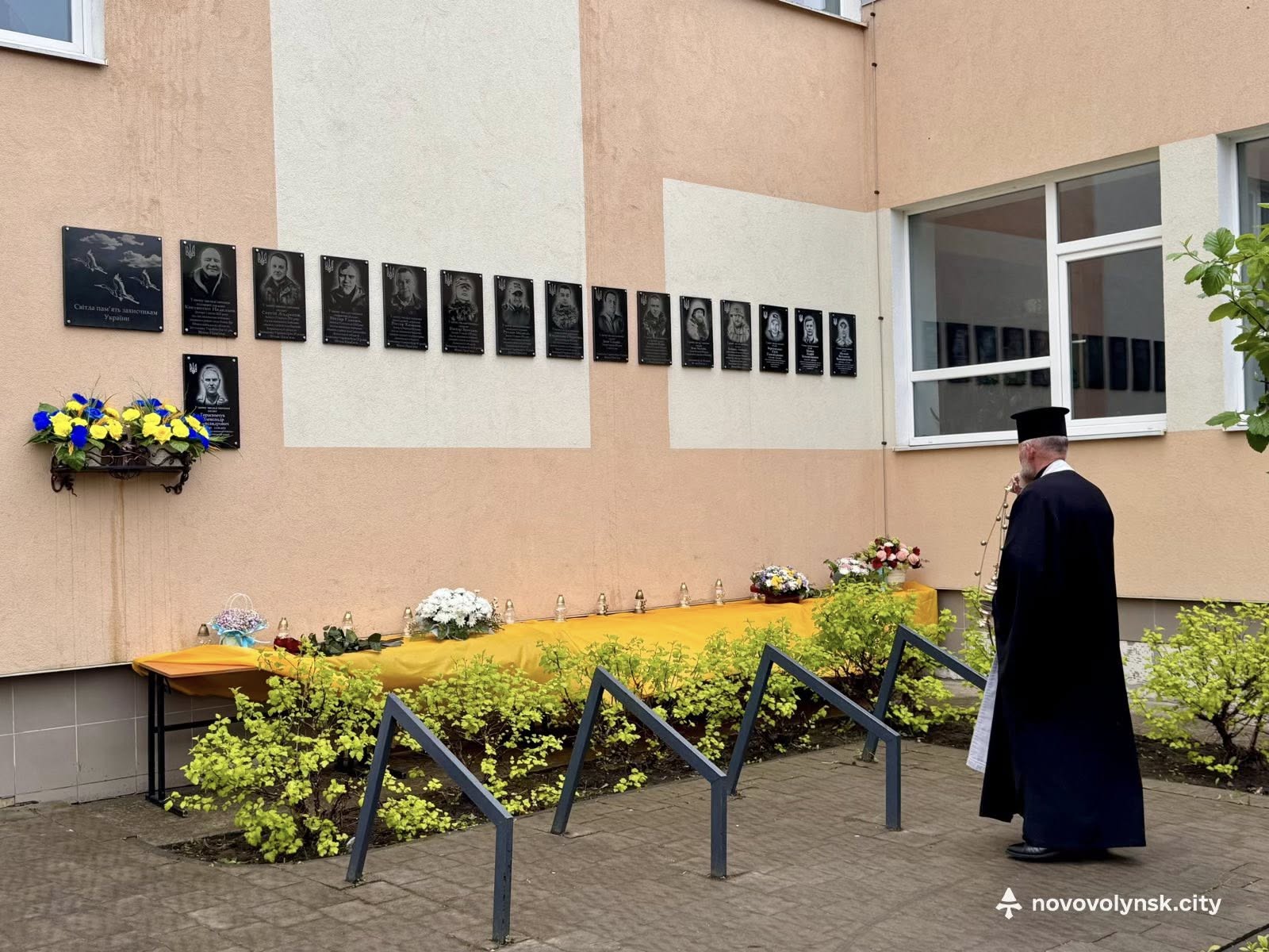 На фасаді Нововолинського ліцею освятили меморіальні дошки чотирьом Захисникам України