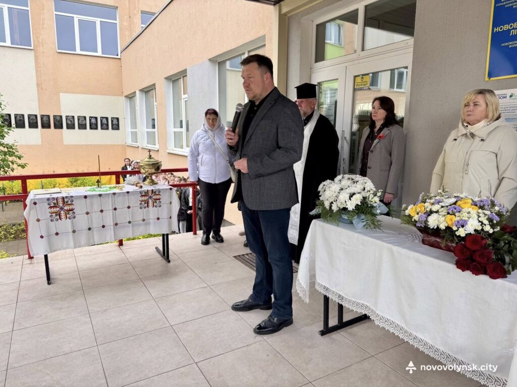 На фасаді Нововолинського ліцею освятили меморіальні дошки чотирьом Захисникам України 