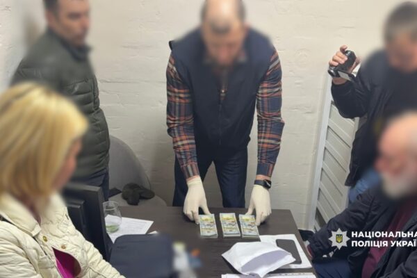 Посадовця Луцькради затримали на хабарі у 30 тис. дол 
