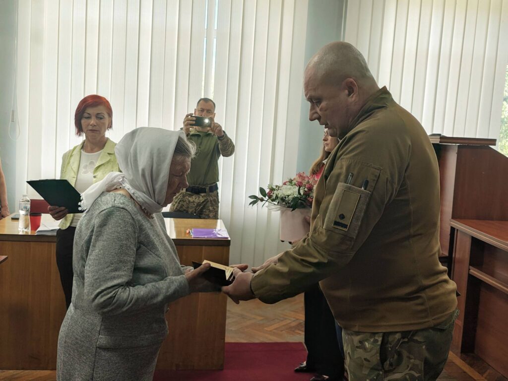 Двом родинам загиблих Героїв із Рожищенської громади вручили їхні посмертні нагороди