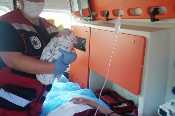 На Волині в автомобілі екстреної медичної допомоги народилася дівчинка 