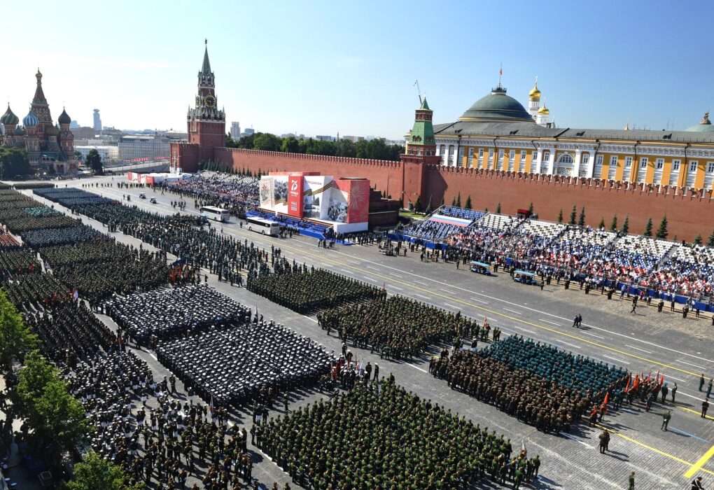 Парад москва 1945 і 2026 рік