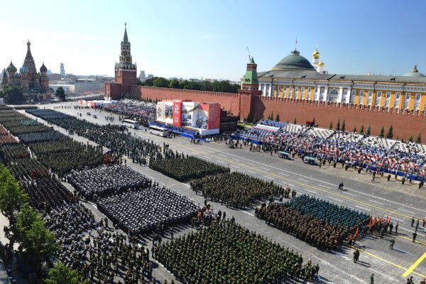 Парад москва 1945 і 2026 рік