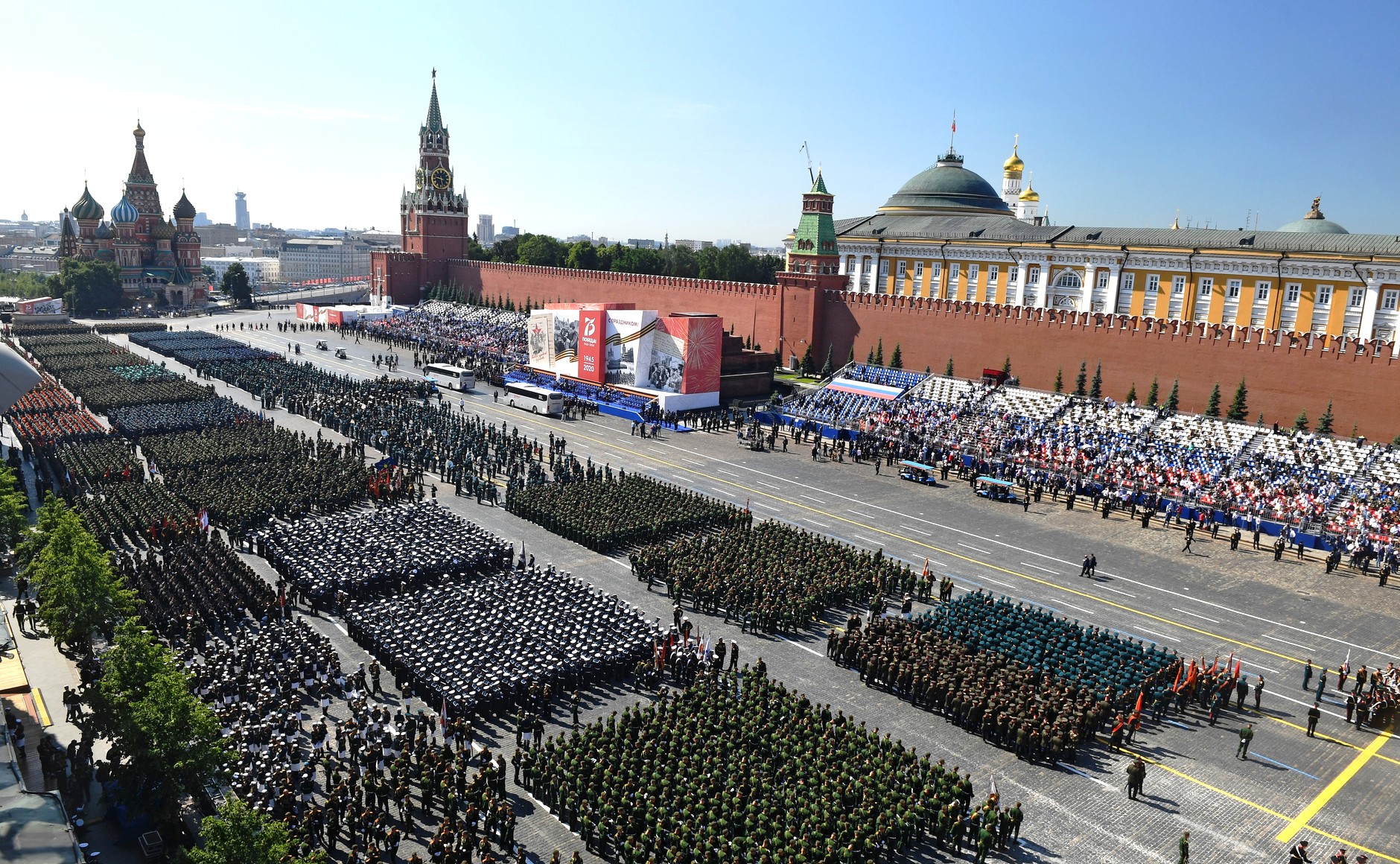 Парад москва 1945 і 2026 рік