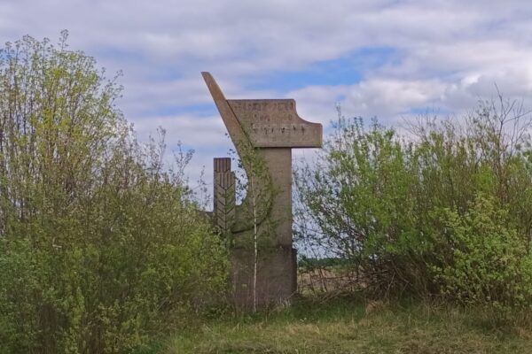 Село Новий Двір Волинь колгосп імені миколи Щорса серп і молот декомунізація
