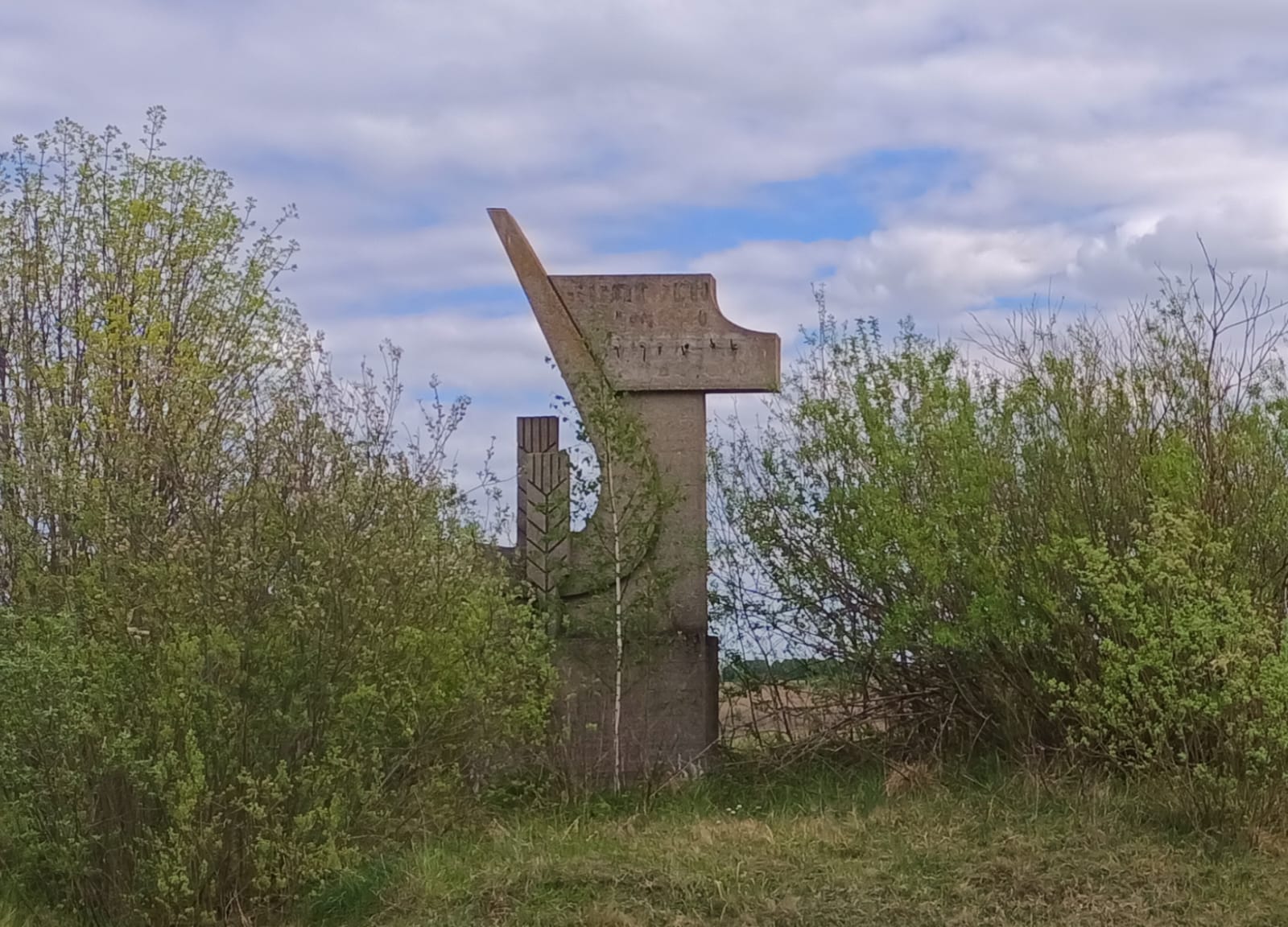 Село Новий Двір Волинь колгосп імені миколи Щорса серп і молот декомунізація