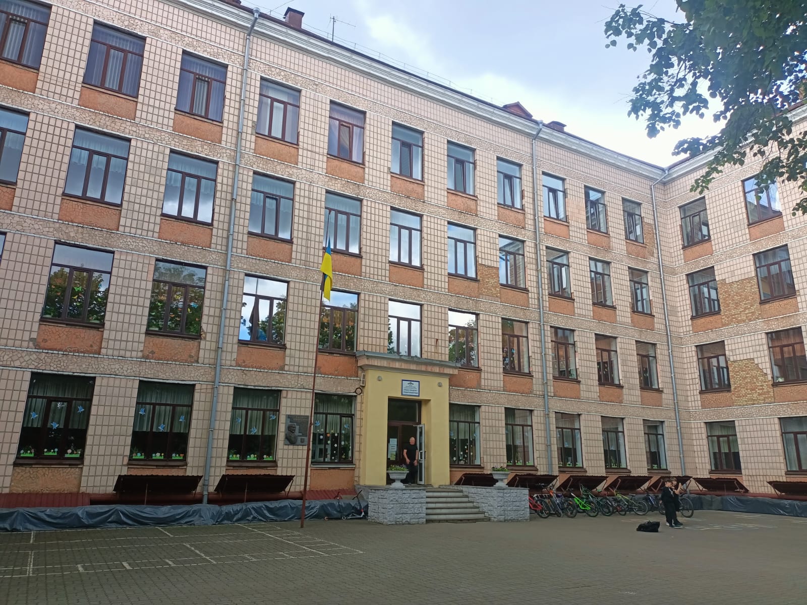 Володимир Данилюк НСЖУ Волинська газета Луцьк школа №7 Волинь 80-річчя навчального закладу