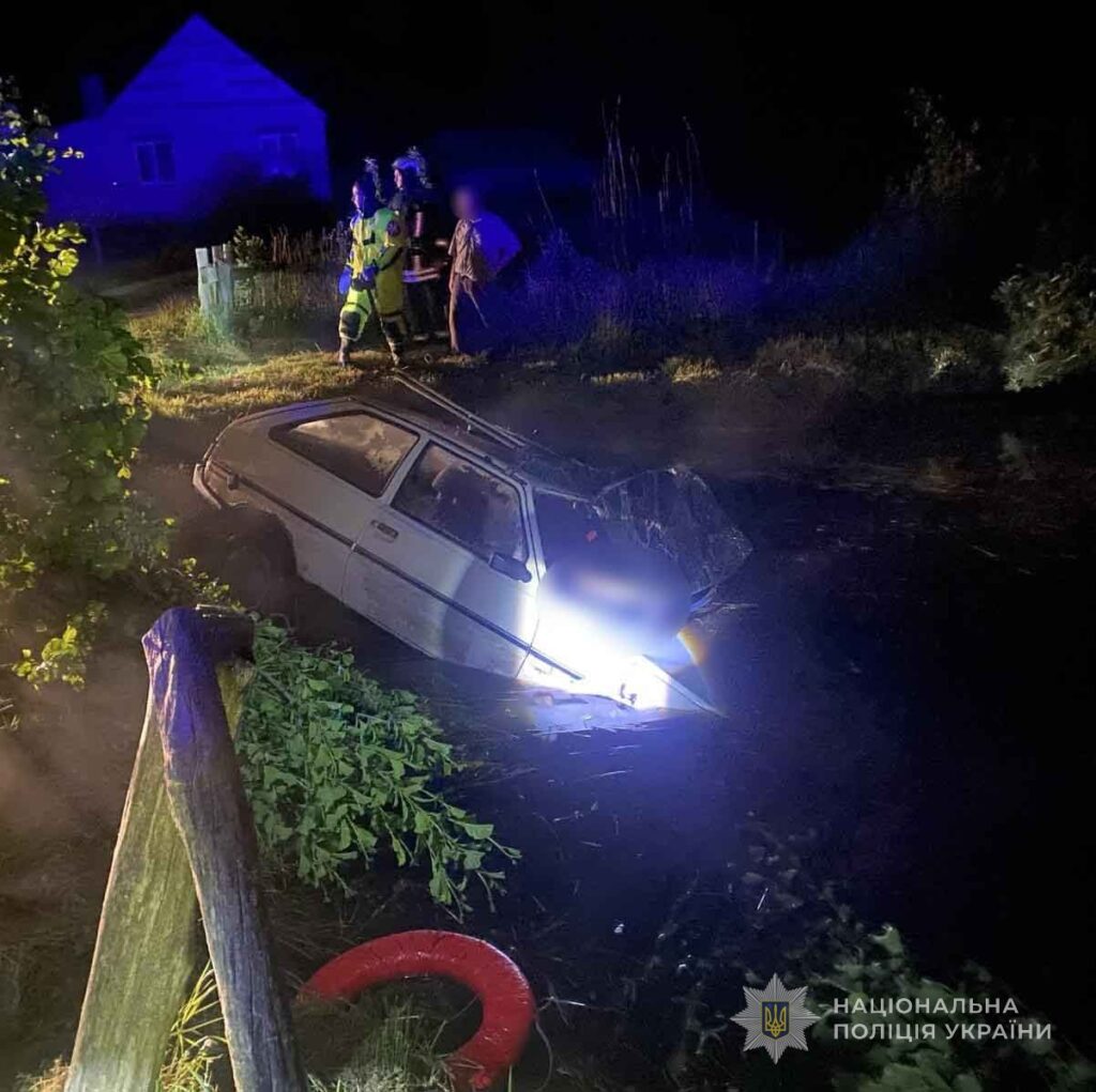 У Ковельському районі автівка заїхала в став