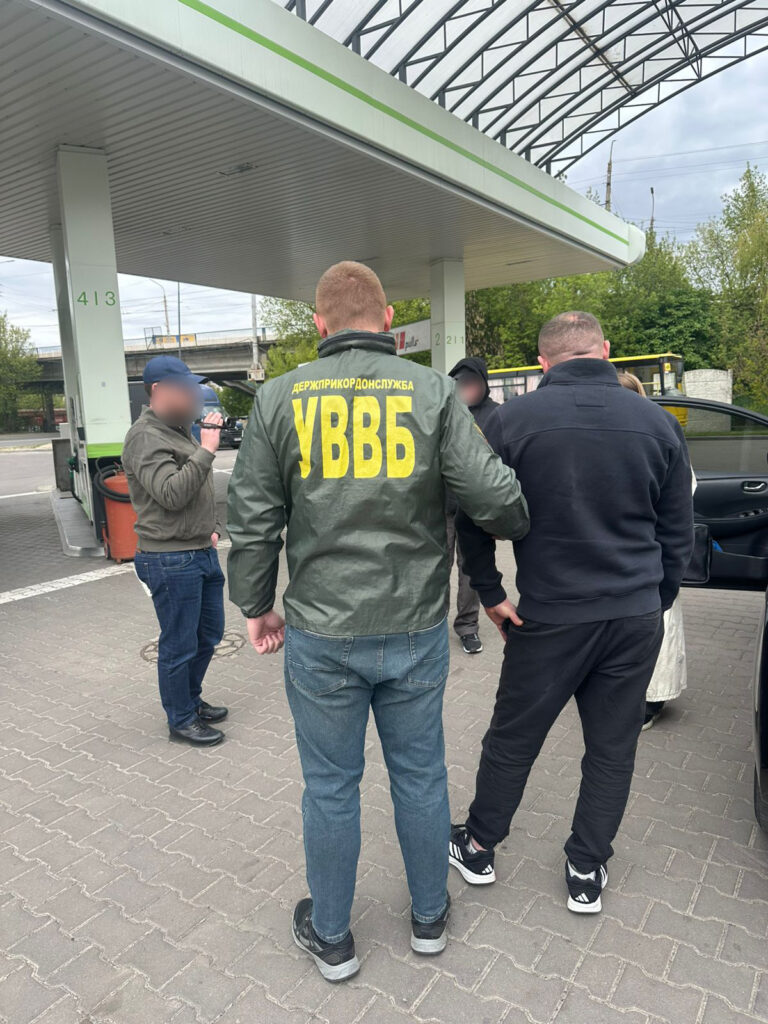 фіктивно працевлаштовував чоловіків 