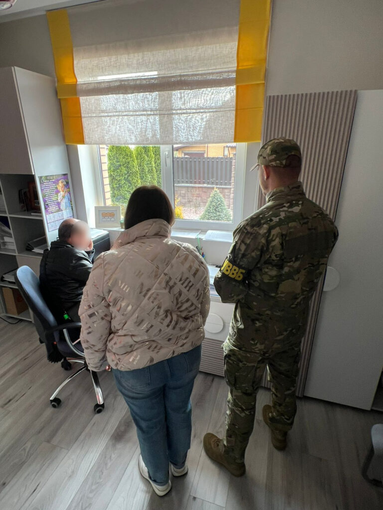 фіктивно працевлаштовував чоловіків 