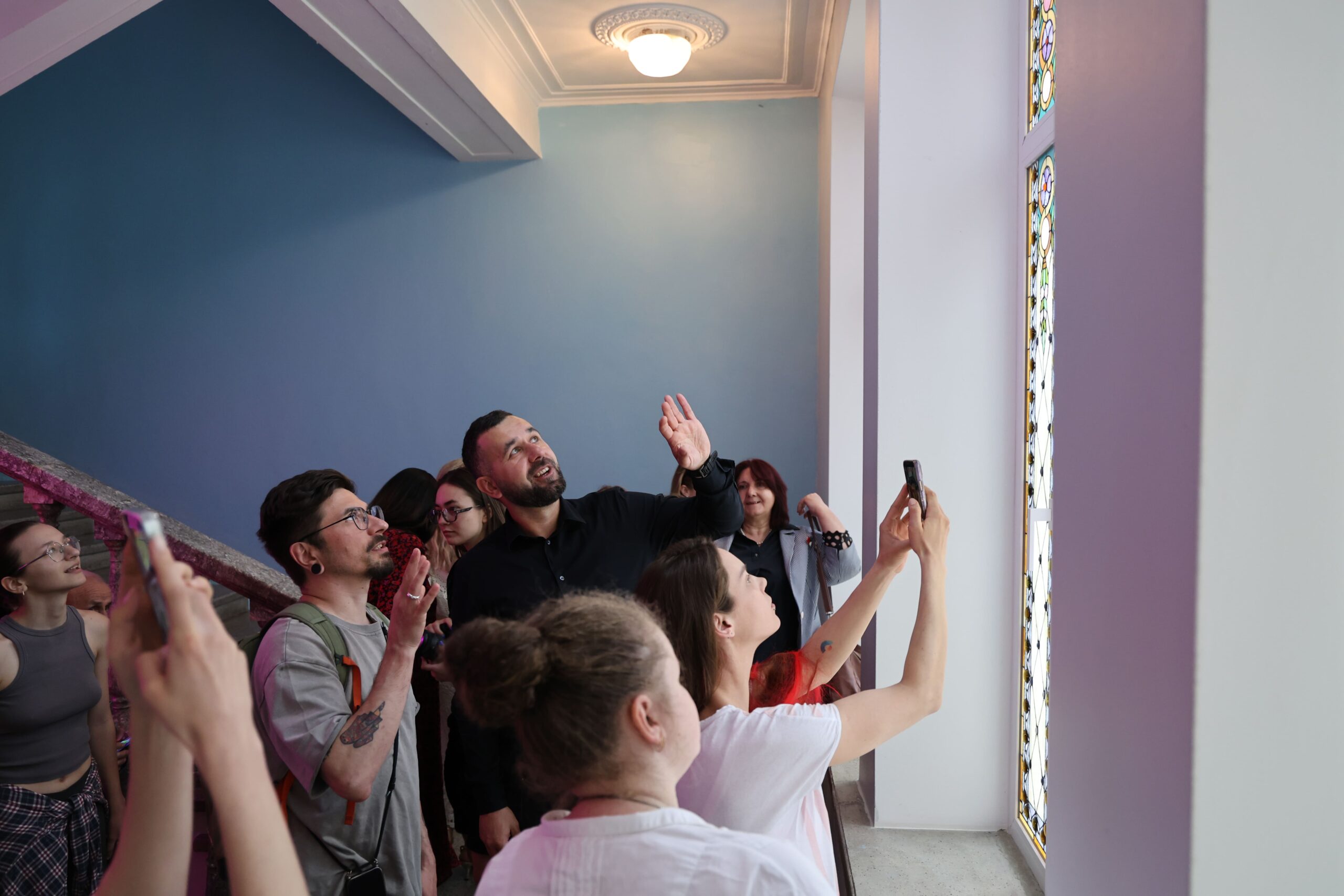 У Лесиному виші встановили унікальний вітраж