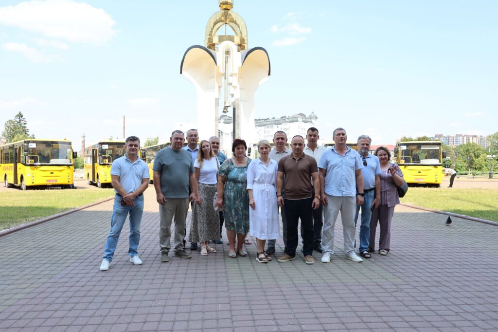 Освітні заклади Волині отримали ще 6 шкільних автобусів 