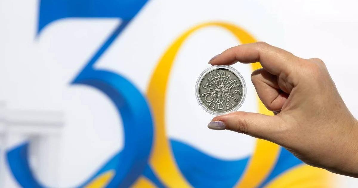 НБУ випустив пам’ятну срібну монету до 30-річчя Конституції України