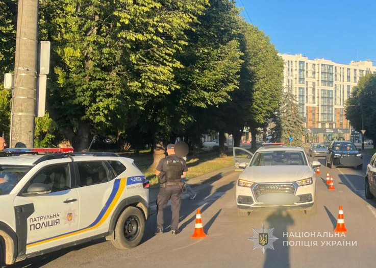 У Луцьку на пішохідному переході збили жінку з маленькою дитиною