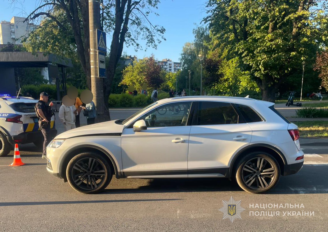 У Луцьку на пішохідному переході збили жінку з маленькою дитиною