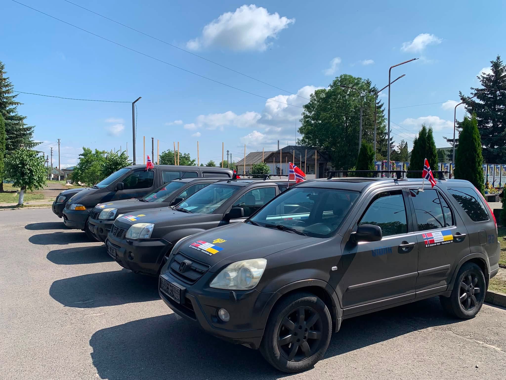 Норвезькі волонтери передали 11 автівок військовим з Волині 