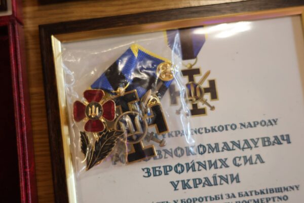 На Волині родинам полеглих захисників вручили «Комбатантський Хрест» 