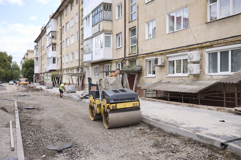 У Луцьку тривають ремонти прибудинкових територій