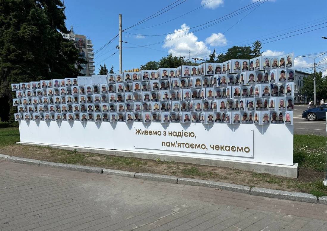 Луцький фотостенд із безвісти зниклими військовими майже заповнений