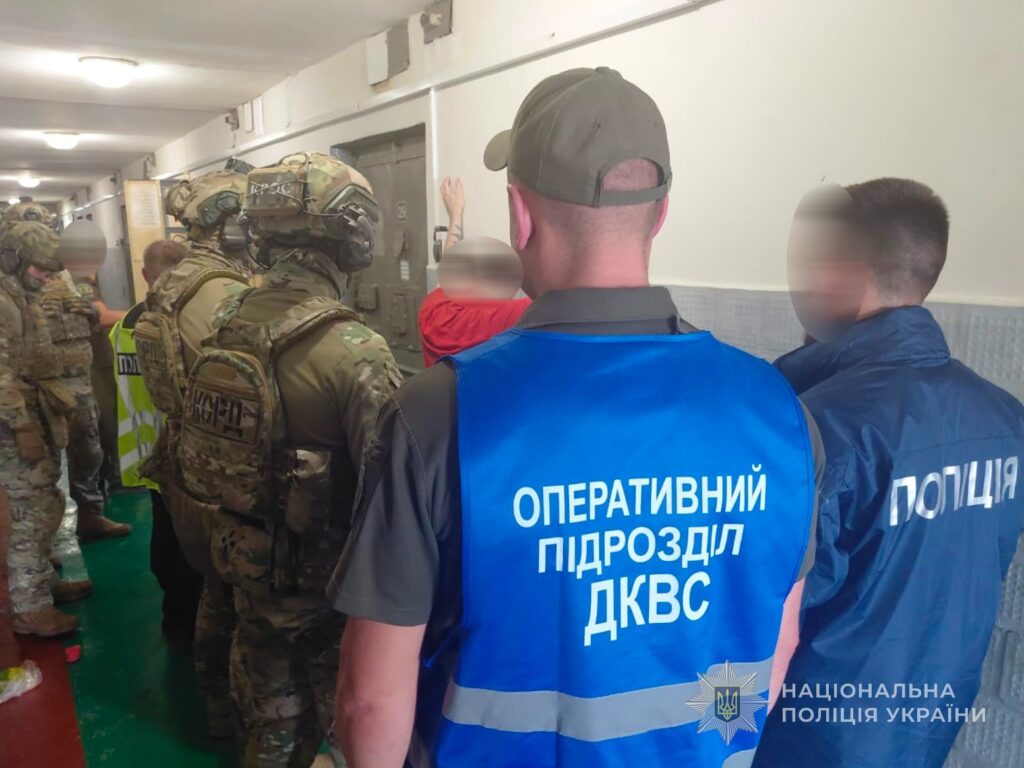 Ховали наркотики в їжі: чотирьом зловмисникам повідомлено про підозру