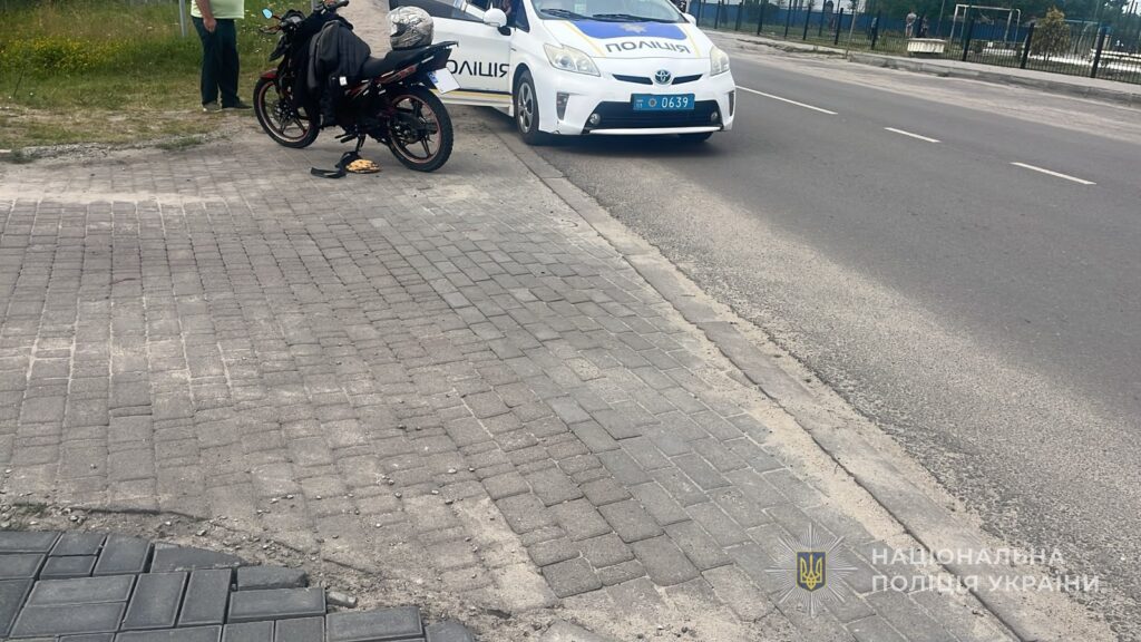 На Волині неповнолітній мотоцикліст на переході збив дитину