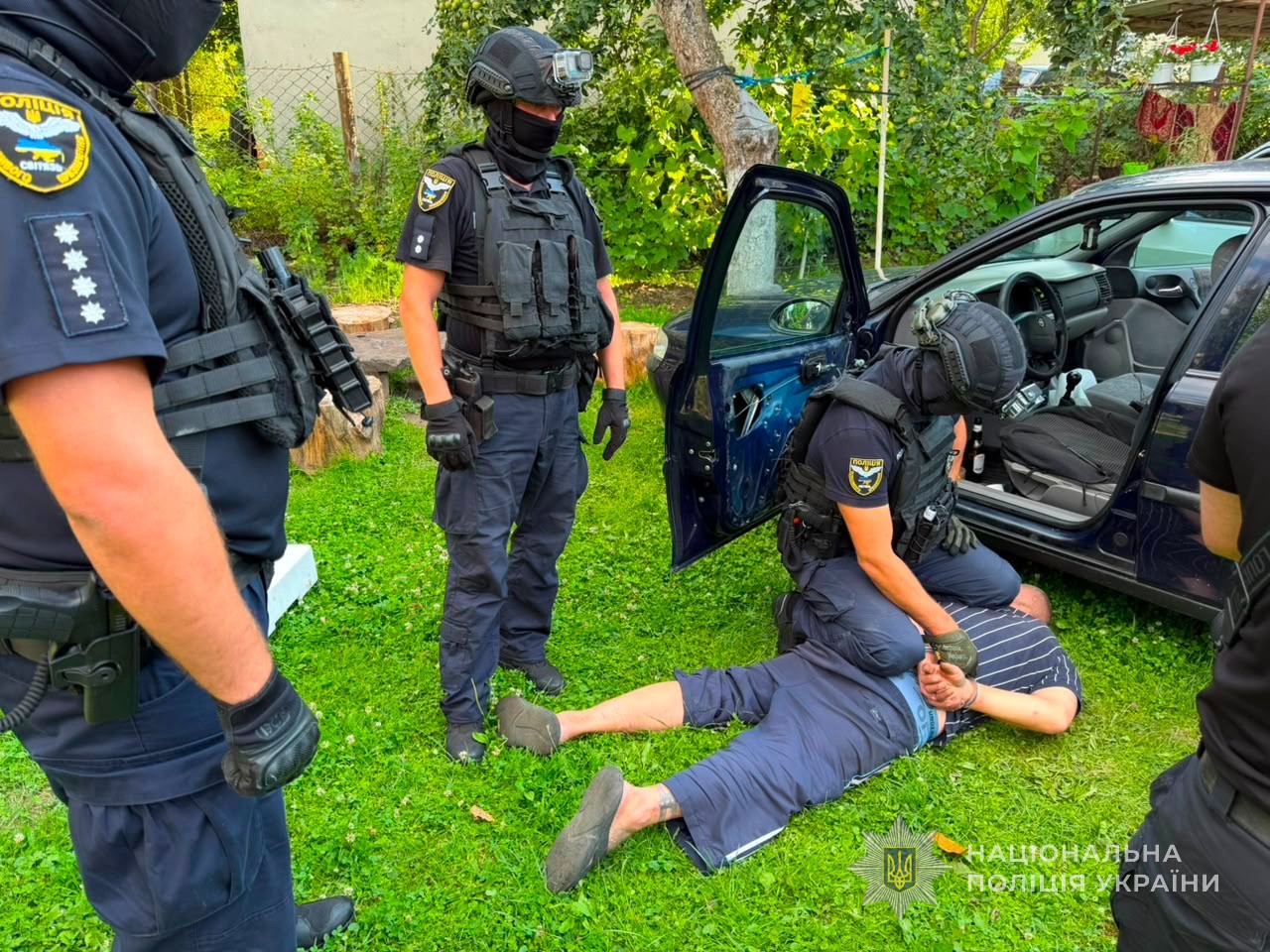 Ховали наркотики в їжі: чотирьом зловмисникам повідомлено про підозру