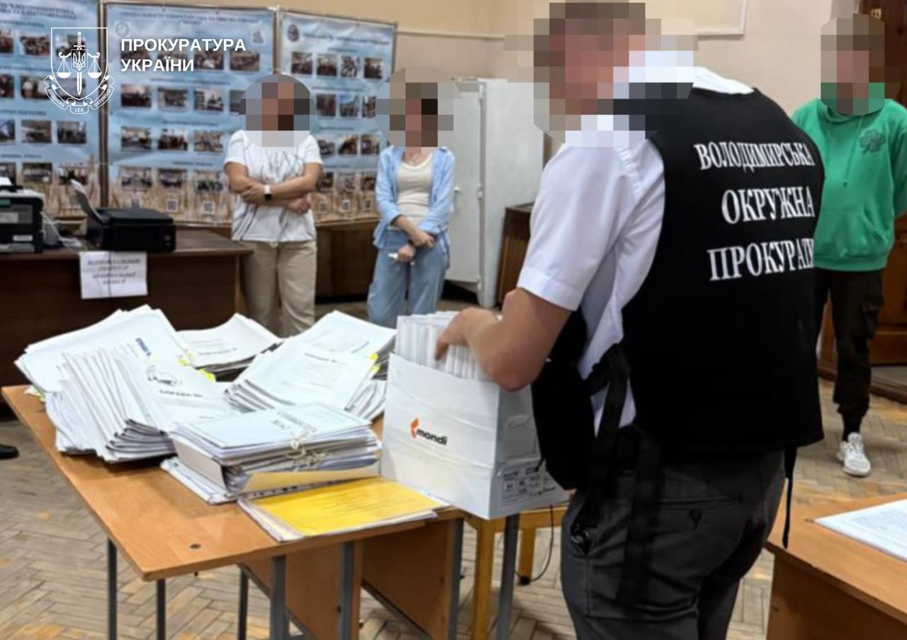 підозра в одержанні хабаря