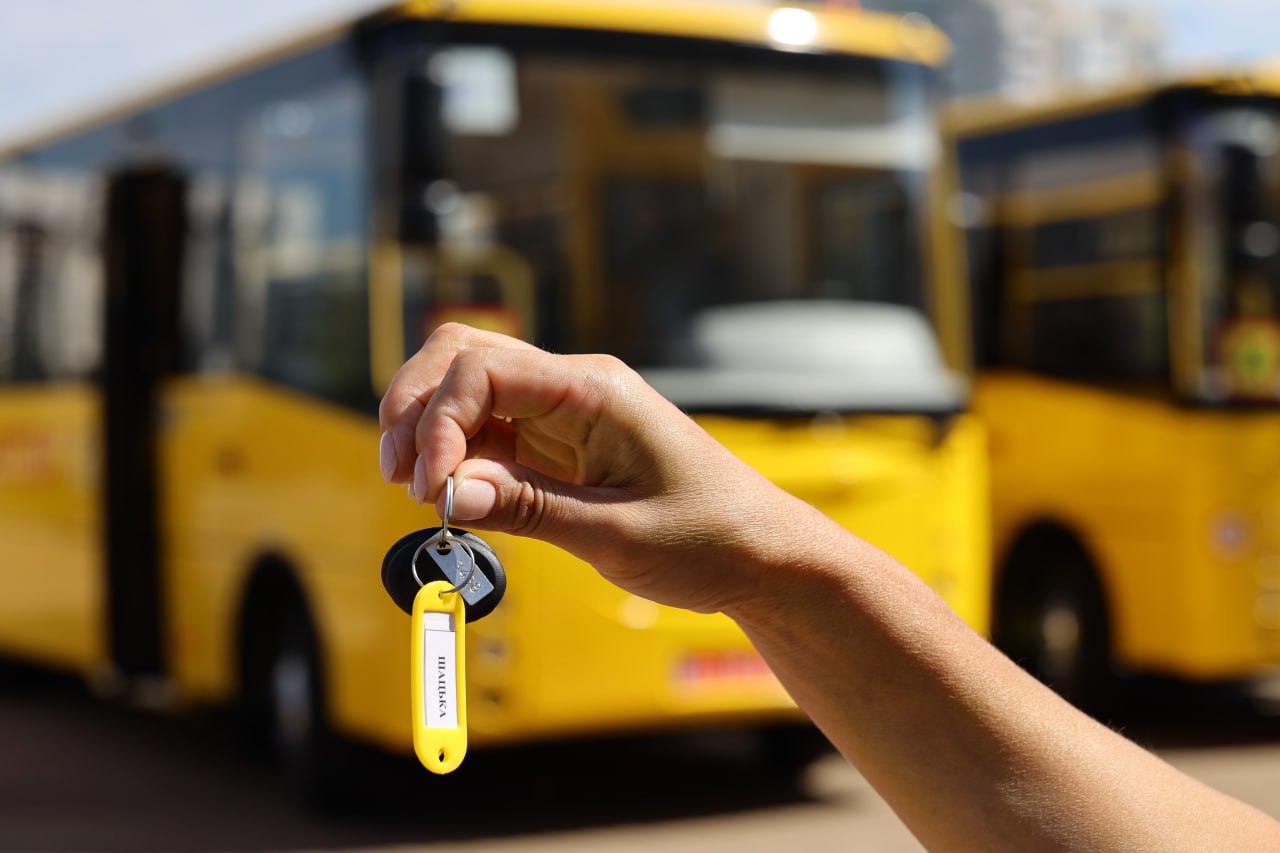 Трьом волинським громадам передали шкільні автобуси