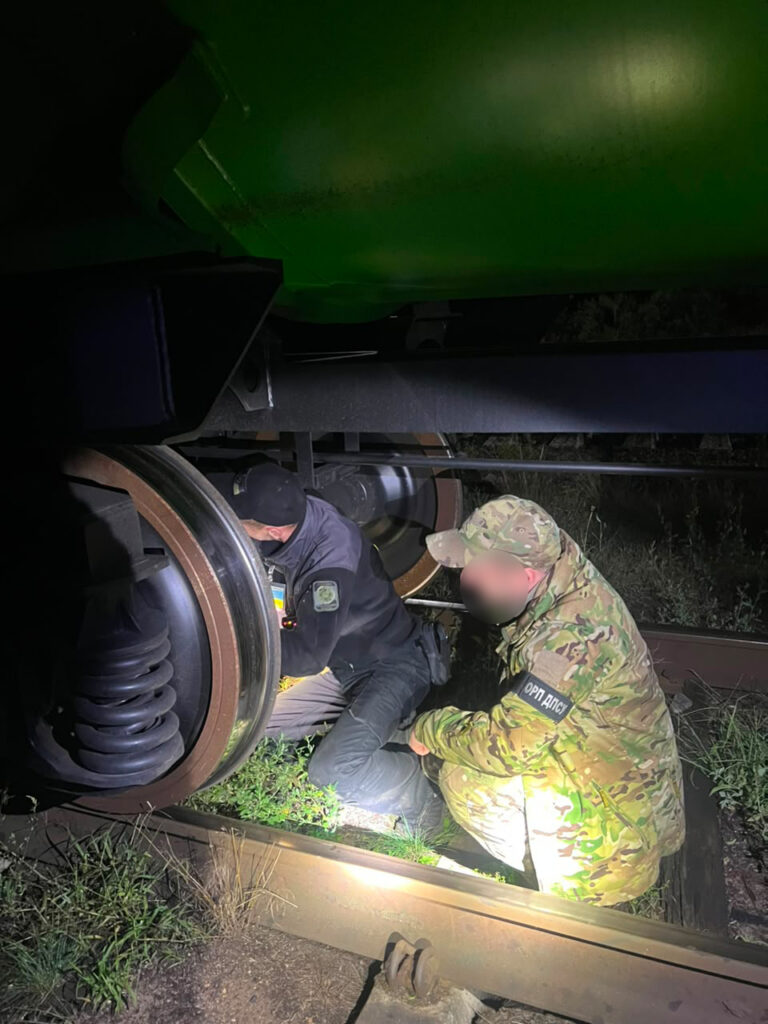 На Волині завадили тютюновій контрабанді: сховок виявили у колісних парах