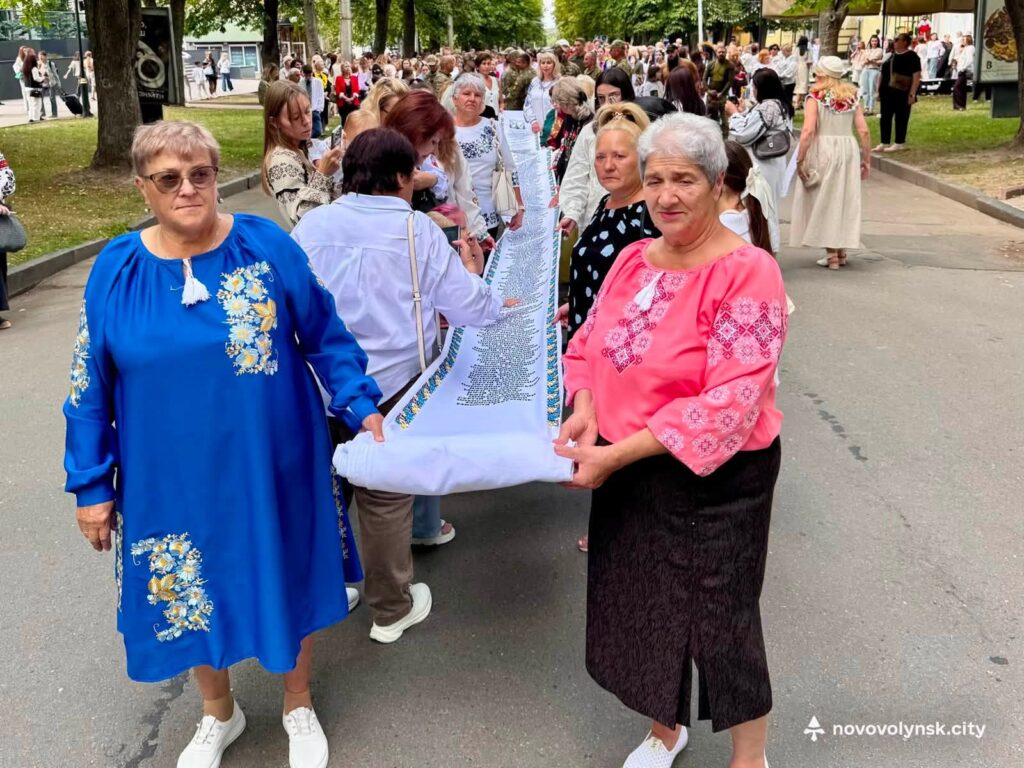 У Нововолинську сотні містян пройшли святковою ходою у вишиванках