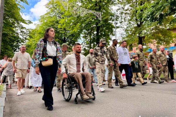 У Нововолинську сотні містян пройшли святковою ходою у вишиванках 